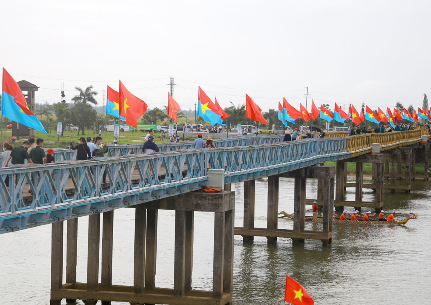 Hien Luong Bridge